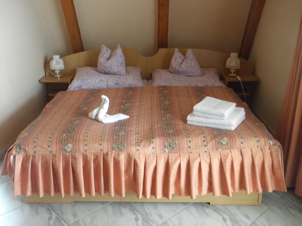 Kristaly Apartman Bed and Breakfast Hévíz Esterno foto