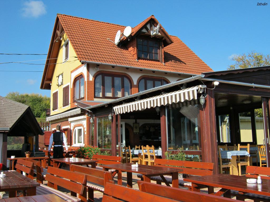 Kristaly Apartman Bed and Breakfast Hévíz Esterno foto